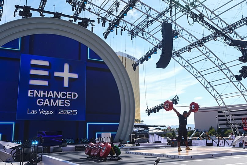 Juan Solis, da Colômbia, compete na prova de arranque do concurso de halterofilismo masculino nos Enhanced Games, em Las Vegas, domingo, 24 de maio de 2026.