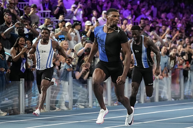 Fred Kerley, dos Estados Unidos, vence a final dos 100 metros masculinos nos Enhanced Games, em Las Vegas, 24 de maio de 2026.