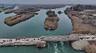 يعبر الناس جسرا فوق نهر الفرات في دير الزور شرق سوريا الخميس 22 يناير 2026.