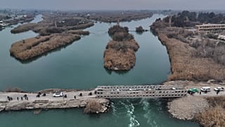 يعبر الناس جسرا فوق نهر الفرات في دير الزور شرق سوريا الخميس 22 يناير 2026.