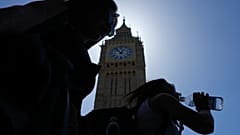 Μια γυναίκα πίνει νερό σε θερμοκρασίες έως και 30 βαθμών μπροστά στον Πύργο της Ελισάβετ, γνωστότερο ως Μπιγκ Μπεν, στο Λονδίνο, Τρίτη 26 Μαΐου 2026.