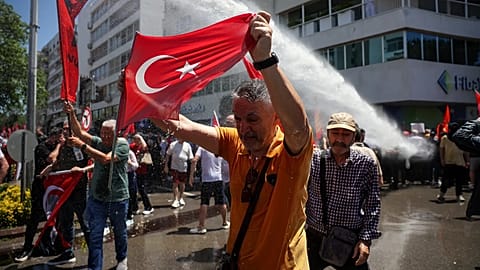 Polizei setzt Wasserwerfer ein, um Anhänger der CHP bei Kundgebung in Izmir auseinanderzutreiben, 26. Mai 2026