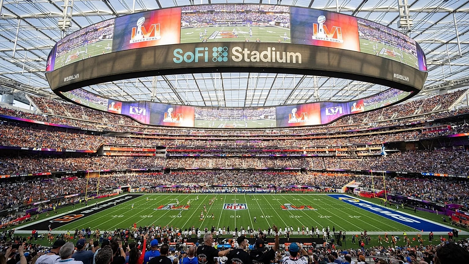 ورزشگاه SoFi ورزشگاه خانگی دو تیم NFL لس آنجلس یعنی رمس و چارجرز است.