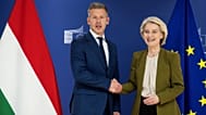 A presidente da Comissão Europeia, Ursula von der Leyen (à direita), cumprimenta o primeiro-ministro da Hungria, Peter Magyar, antes de uma reunião na sede da UE, em Bruxelas