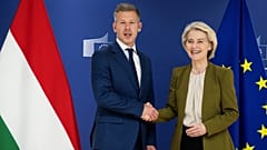 AB Komisyonu Başkanı Ursula von der Leyen (sağda), Brüksel’deki AB merkezinde yapılacak toplantı öncesinde Macaristan Başbakanı Peter Magyar’ı selamlıyor.