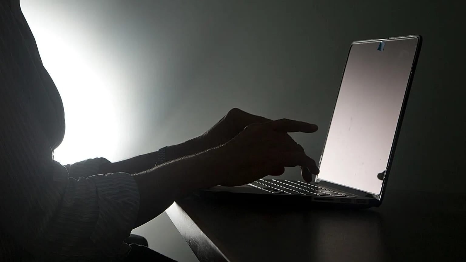 Googles Threat Intelligence Group enttarnt Hacker, die mit KI eine bislang unbekannte Sicherheitslücke aufspüren und ausnutzen.