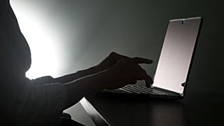 كشف فريق معلومات التهديدات في "غوغل" قراصنة يستخدمون الذكاء الاصطناعي لاكتشاف واستغلال ثغرة أمنية معروفة باسم "يوم الصفر".