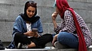 في هذه الصورة الملتقطة يوم الثلاثاء 2 يوليو/تموز 2019، تعمل امرأة إيرانية على هاتفها المحمول أثناء قضاء فترة ما بعد الظهر على درجات خارج مركز للتسوق في شمال طهران، إيران. 