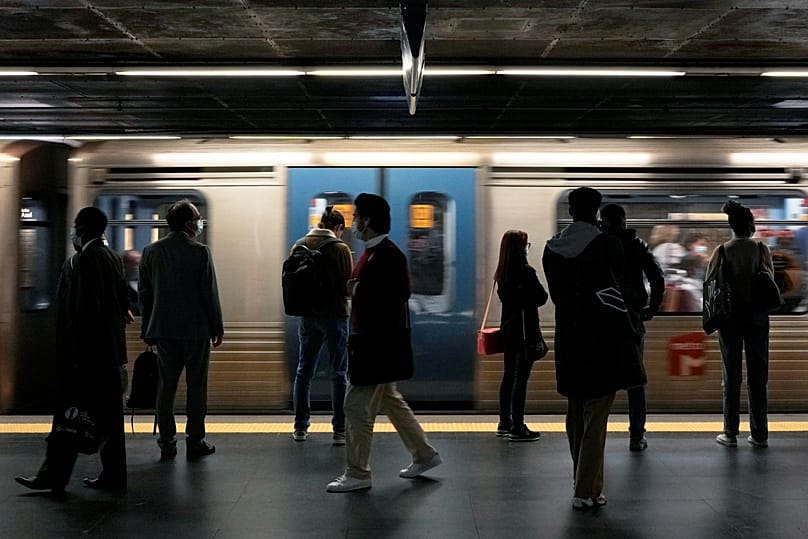  Passageiros aguardam numa estação de metro em Lisboa, na sexta-feira, 5 de novembro de 2021. 