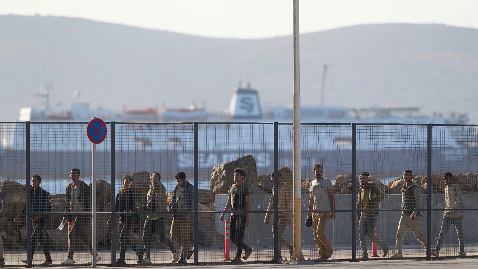 Παράνομοι μετανάστες που διεσώθησαν νοτίως της Κρήτης και μεταφέρθηκαν στο Λαύριο (φωτογραφία αρχείου)