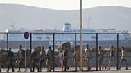 Παράνομοι μετανάστες που διεσώθησαν νοτίως της Κρήτης και μεταφέρθηκαν στο Λαύριο (φωτογραφία αρχείου)
