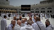 مجموعة من الحجاج المسلمين يناقشون طقوس الطواف حول الكعبة، أقدس موقع إسلامي في المسجد الحرام خلال الحج السنوي في مكة بالمملكة العربية السعودية، الأحد 24 مايو 2026. 