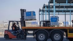 Aide humanitaire en attente de collecte côté palestinien du point de passage de Kerem Shalom, dans la bande de Gaza