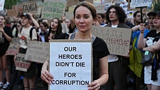 Архив. Женщина с плакатом на акции протеста против закона, направленного против антикоррупционных органов, центр Киева, Украина, среда, 23 июля 2025 года