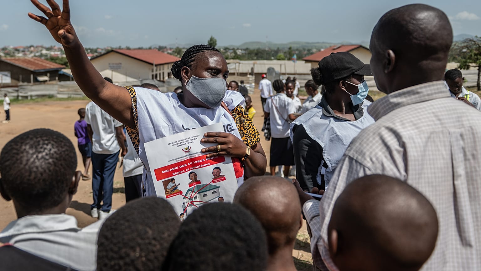 A Vöröskereszt egy kongói munkatársa az ebola-járványról beszél helyieknek