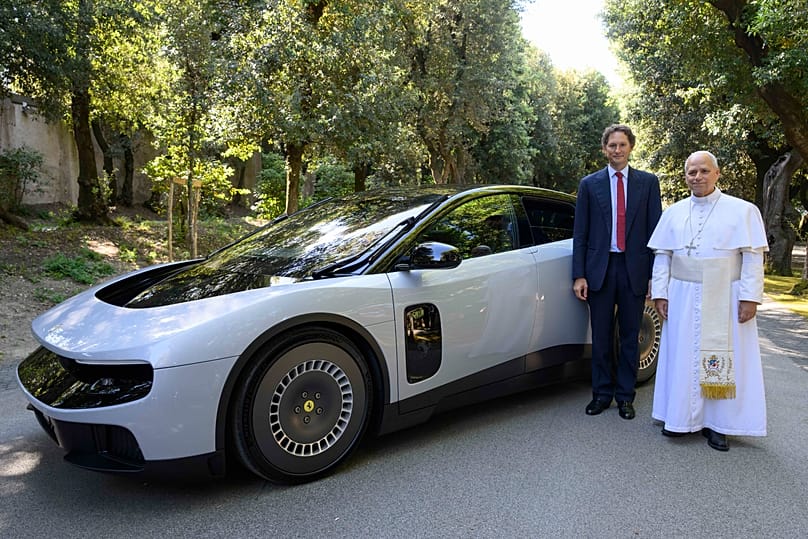 Il presidente di Stellantis Elkann con il Papa accanto alla nuova Ferrari Luce