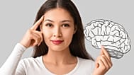 صورة تعبيرية لامرأة تشير إلى الدماغ