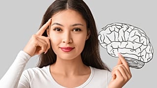صورة تعبيرية لامرأة تشير إلى الدماغ