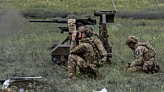 Des soldats ukrainiens de la compagnie Cerberus de systèmes terrestres sans pilote de la 60e brigade mécanisée, 3e corps d’armée, s’entraînent, Ukraine, 24 mai 2026.