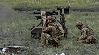 Militares ucranianos da Companhia Cerberus de Sistemas Terrestres Não Tripulados da 60.ª Brigada Mecanizada, 3.º Corpo de Exército, em exercício, Ucrânia, 24 de maio de 2026