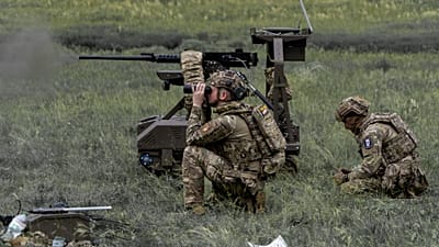 Militares ucranianos de la compañía Cerberus de drones terrestres de la 60.ª Brigada Mecanizada del Tercer Cuerpo, durante maniobras en Ucrania el 24 de mayo de 2026.