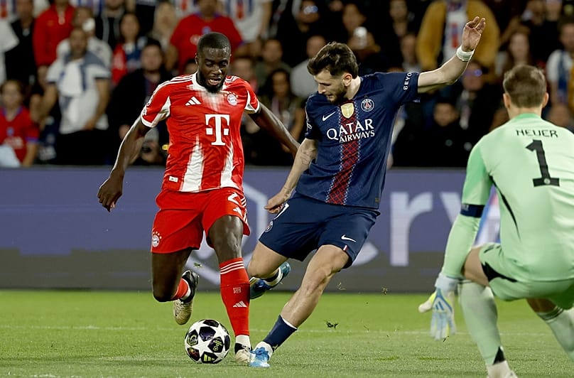 Hvicsa Kvarachelia, a PSG játékosa kapura lő a Bajnokok Ligája elődöntőjének első, PSG-Bayern München mérkőzésén 2026. április 28-án