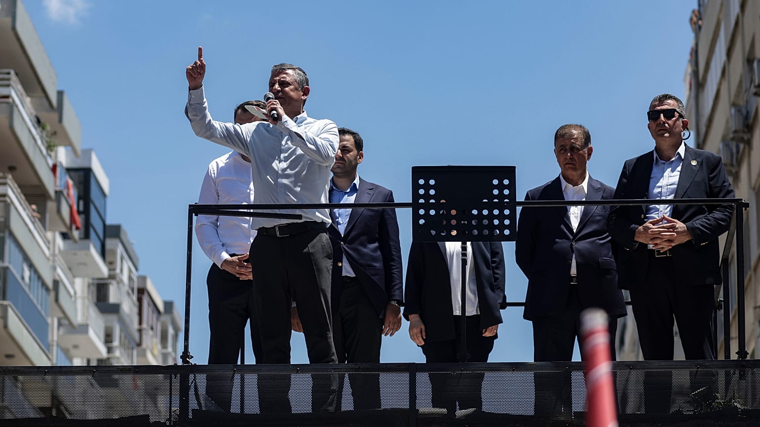 Cumhuriyet Halk Partisi'nin (CHP) seçilmiş Genel Başkanı Özgür Özel, İzmir'de düzenlenen bir mitingde destekçilerine seslendi, 26 Mayıs 2026.