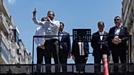 Cumhuriyet Halk Partisi'nin (CHP) seçilmiş Genel Başkanı Özgür Özel, İzmir'de düzenlenen bir mitingde destekçilerine seslendi, 26 Mayıs 2026.