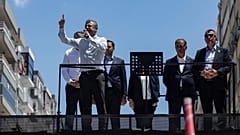 Cumhuriyet Halk Partisi'nin (CHP) seçilmiş Genel Başkanı Özgür Özel, İzmir'de düzenlenen bir mitingde destekçilerine seslendi, 26 Mayıs 2026.