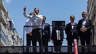 Cumhuriyet Halk Partisi'nin (CHP) seçilmiş Genel Başkanı Özgür Özel, İzmir'de düzenlenen bir mitingde destekçilerine seslendi, 26 Mayıs 2026.