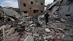 Un hombre camina entre edificios destruidos por bombardeos israelíes en la localidad de Burj al Shemali, cerca del puerto de Tiro, Líbano, el martes 26 de mayo de 2026. (AP)