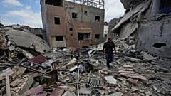 Un homme marche entre des bâtiments détruits par des frappes aériennes israéliennes dans le village de Burj al-Shemali, près du port de Tyr, au Liban, mardi 26 mai 2026. (AP)