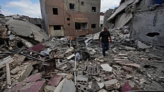 Un hombre camina entre edificios destruidos por bombardeos israelíes en la localidad de Burj al Shemali, cerca del puerto de Tiro, Líbano, el martes 26 de mayo de 2026. (AP)