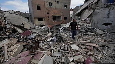 Mężczyzna idzie między budynkami zniszczonymi w izraelskich nalotach w wiosce Burdż asz-Szemali koło portowego Tyru na południu Libanu, 26 maja 2026 r. (AP)