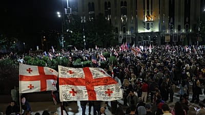 Демонстранты с грузинскими национальными флагами на оппозиционном митинге в День независимости в Тбилиси, Грузия, вторник, 26 мая 2026 года. (Фото AP/Зураб Церцвадзе)