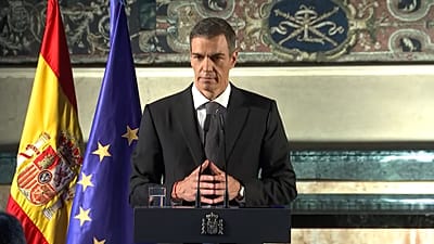 El presidente Pedro Sánchez comparece ante los medios desde la embajada de España ante la Santa Sede, el 27 de mayo de 2026.