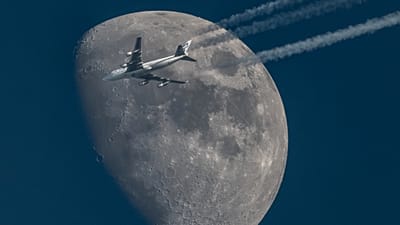 Avión con la Luna de fondo