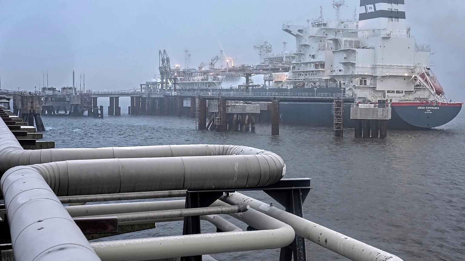 Photo d'archives – Le FSRU « Hoegh Esperanza » est amarré lors de l’ouverture du terminal de GNL de Wilhelmshaven, en Allemagne, le 17 décembre 2022.