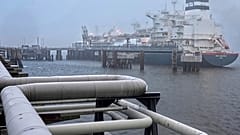Photo d'archives – Le FSRU « Hoegh Esperanza » est amarré lors de l’ouverture du terminal de GNL de Wilhelmshaven, en Allemagne, le 17 décembre 2022.
