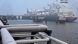 ARCHIV - Die schwimmende Speicher- und Regasifizierungseinheit (FSRU) „Hoegh Esperanza“ liegt zur Eröffnung des LNG-Terminals in Wilhelmshaven vor Anker. 17. Dezember 2022