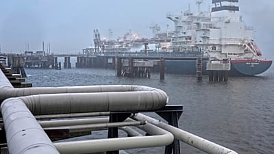 Αρχείο - Η πλωτή μονάδα αποθήκευσης και επαναεριοποίησης (FSRU) «Hoegh Esperanza» είναι αγκυροβολημένη στα εγκαίνια του τερματικού LNG στο Βίλχελμσχαφεν, Γερμανία. 17 Δεκ. 2022.