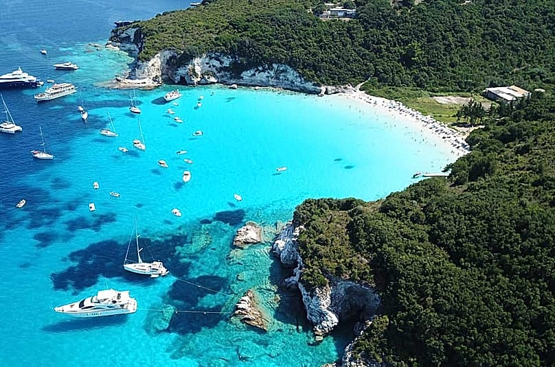 Dieser schöne Strand liegt in Griechenland.