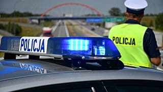 Dwie osoby zostały zatrzymane w związku ze śledztwem dotyczącym działalności grupy przestępczej podejrzewanej o wywoływanie fałszywych alarmów