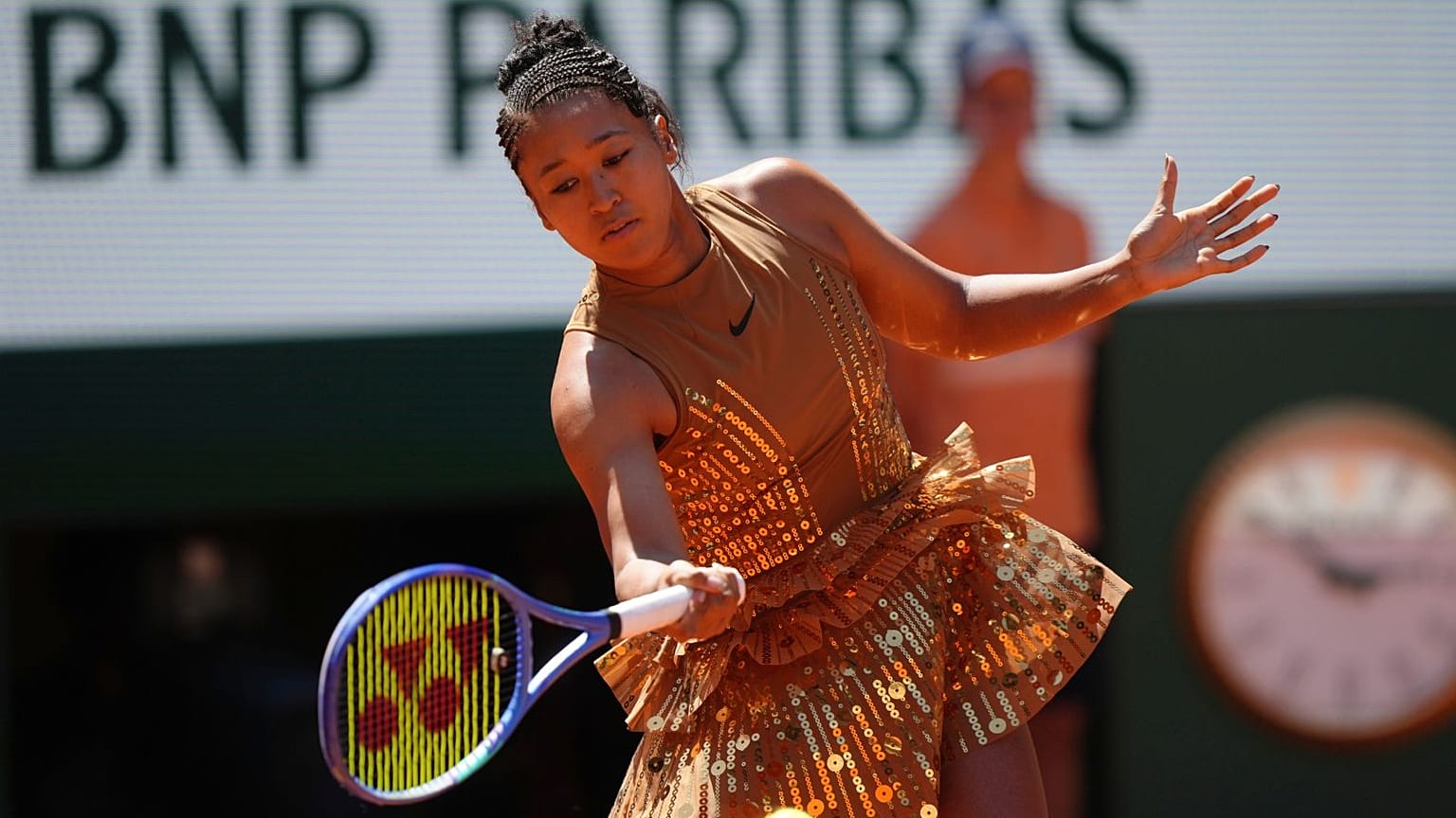 Moda en Roland Garros: el vestido dorado de lentejuelas de Naomi Osaka evidencia que al tenis aún le queda madurar