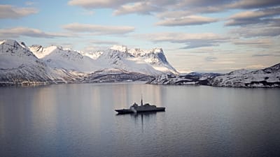 La fregata Normandie della Marina francese pattuglia un fiordo norvegese, a nord del circolo polare artico, mercoledì 6 marzo 2024.