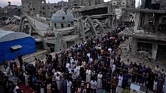 Des fidèles se rassemblent pour la prière de l’Aïd au milieu des ruines