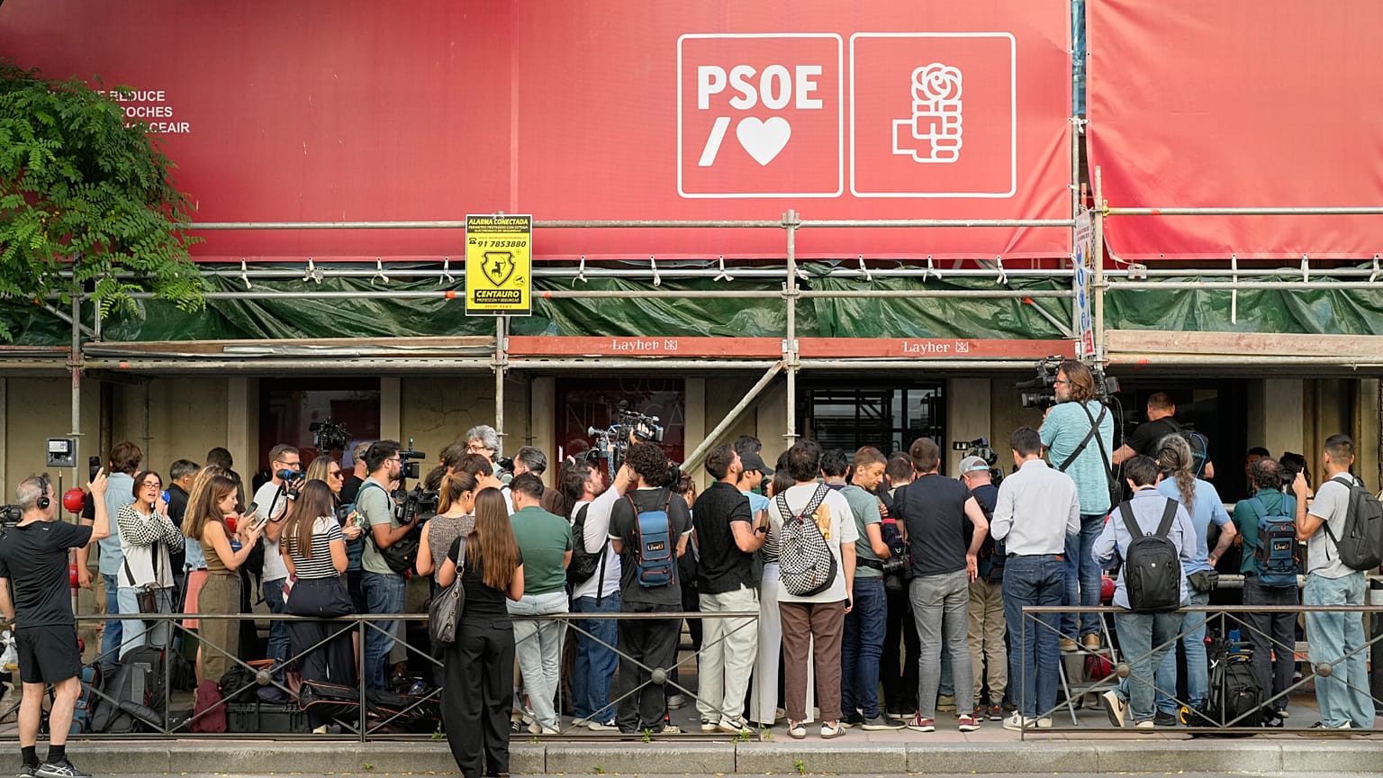 Periodistas se congregan frente a la sede del gobernante Partido Socialista de España mientras la policía registra el edificio en Madrid, el miércoles 27 de mayo de 2026.