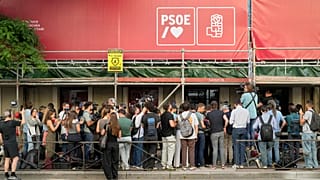 Periodistas se congregan frente a la sede del gobernante Partido Socialista de España mientras la policía registra el edificio en Madrid, el miércoles 27 de mayo de 2026.