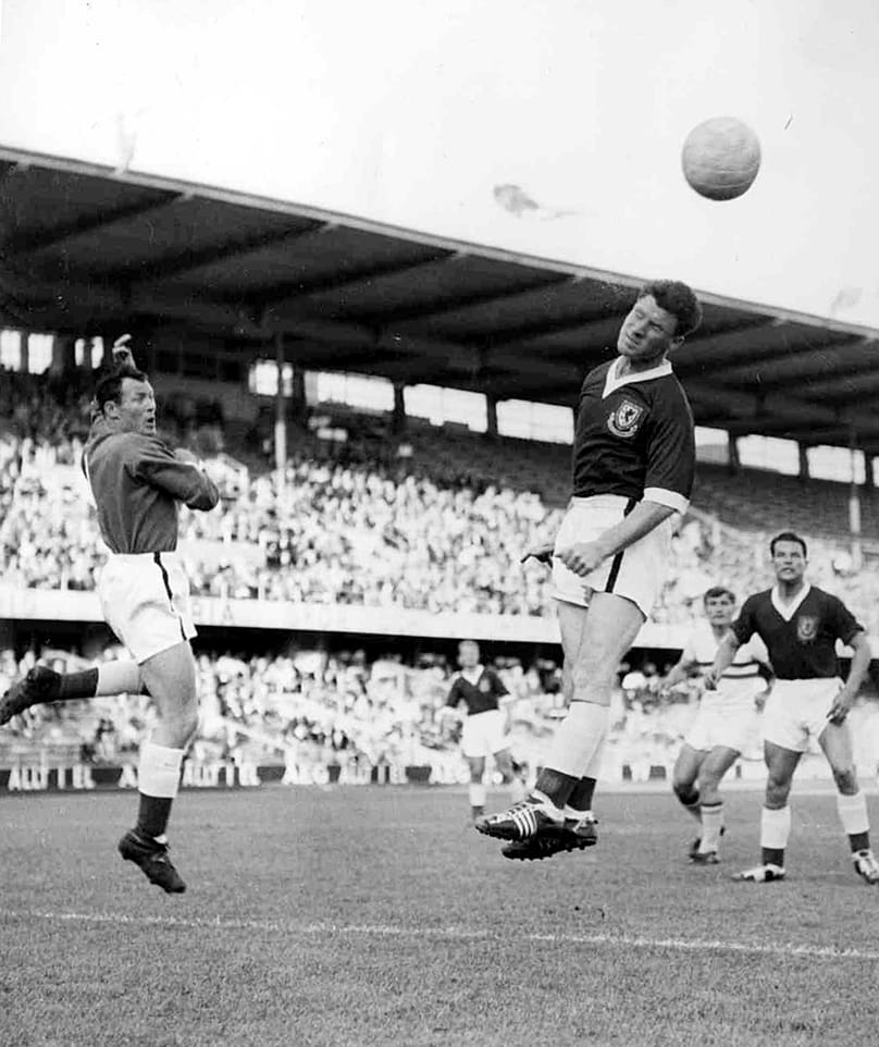 Mondiale 1958 - Il gallese Derek Sullivan colpisce di testa