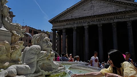 Une femme remplit une bouteille d'eau au Panthéon, dans le centre de Rome, alors que les températures devraient atteindre 32 ºC (89,6 ºF), mardi 26 mai 2026. (Photo AP